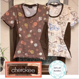 👛 2 Cherokee scrub tops, S or M, flexfit side panels, cute brown/multi pattern